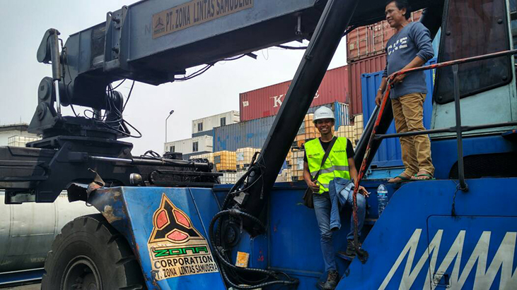 Training Operator Reach Steaker Crane