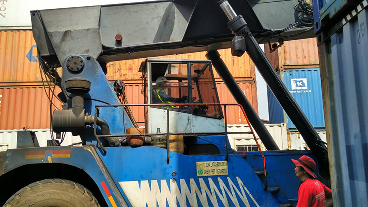 Training Operator Reach Steaker Crane